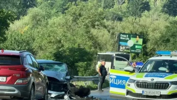 Ад: Челен сблъсък отне живот, две деца са в болница