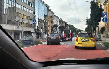 Мотоциклетист отнесе жена на пешеходна пътека в София