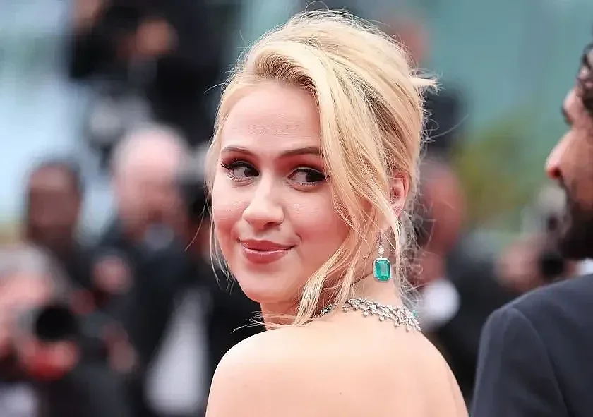 Мария Бакалова завладя червения килим в Кан