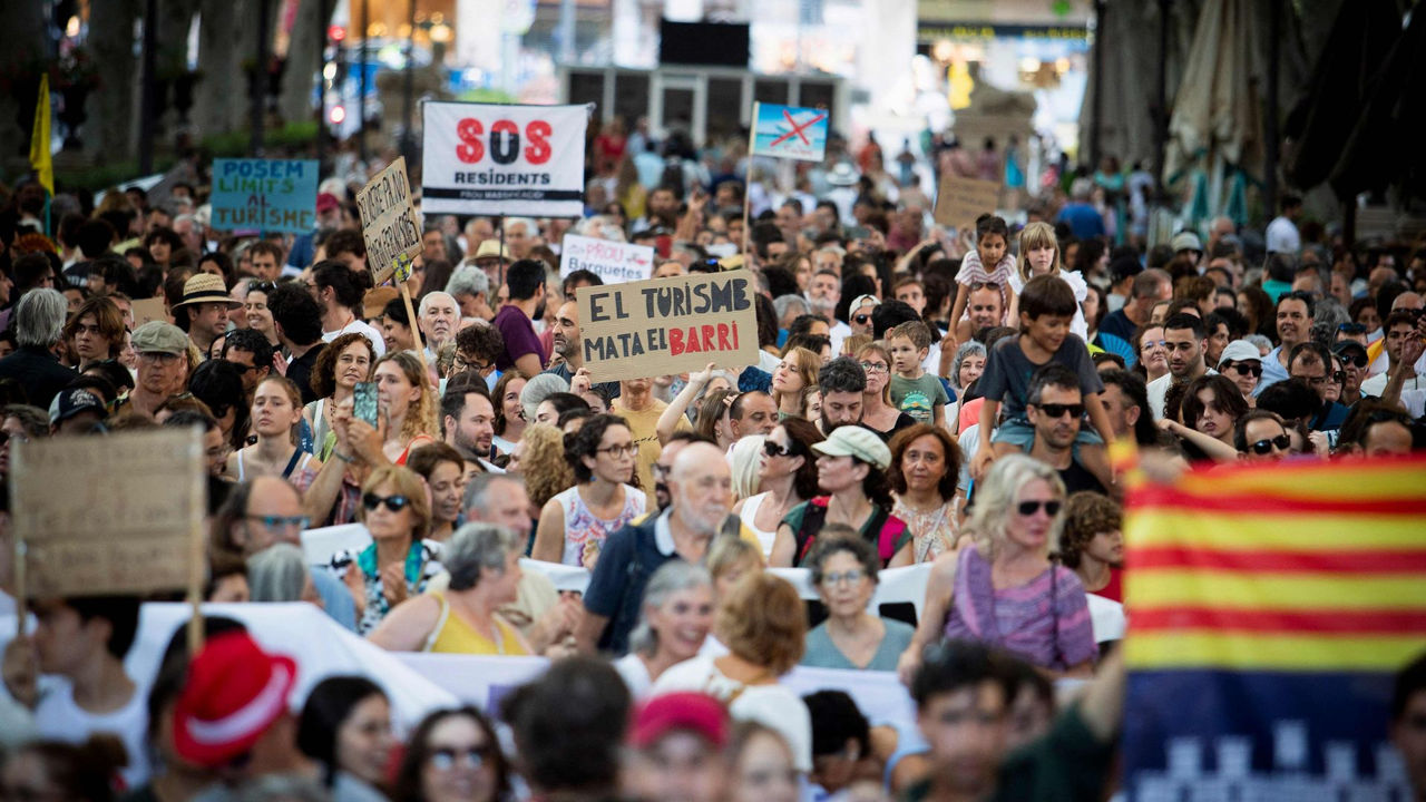 Испанската Майорка се разтресе. 25 000 протестират