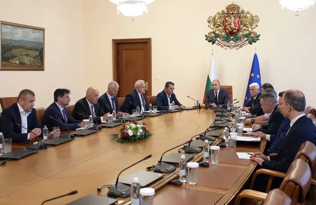 Радев събра службите. Затягат охраната на Безмер