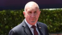 Радев затяга финансите. Данъците остават, разходите - под лупа