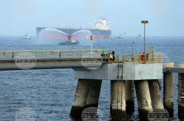 Петролът поевтиня рязко. Значи ли това скорошен мир?