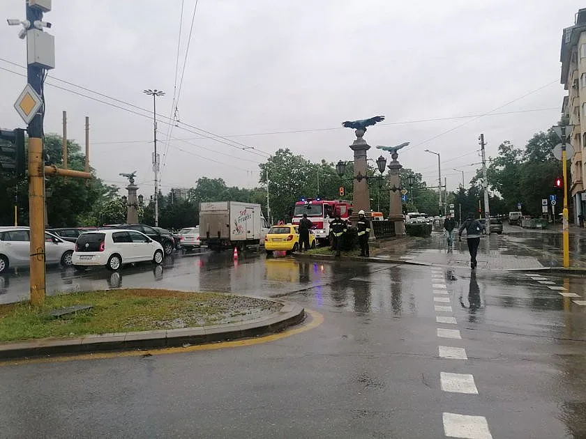 Катастрофи задръстиха ключови булеварди в София и Пловдив