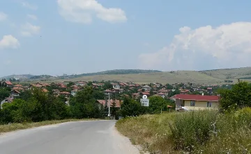 Село с огърлица от легенди става имотен хит. Къщи като перли до София