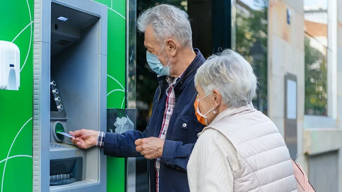 Унизителният календар: Дано не избием старците си в жегите при плащанията на пенсиите