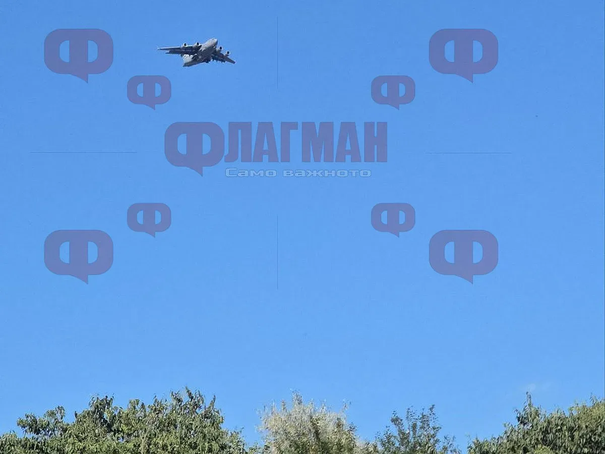 Военен гигант кацна на летището в Бургас