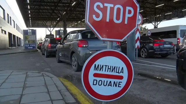 Колоните от автомобили се насочиха към две български граници