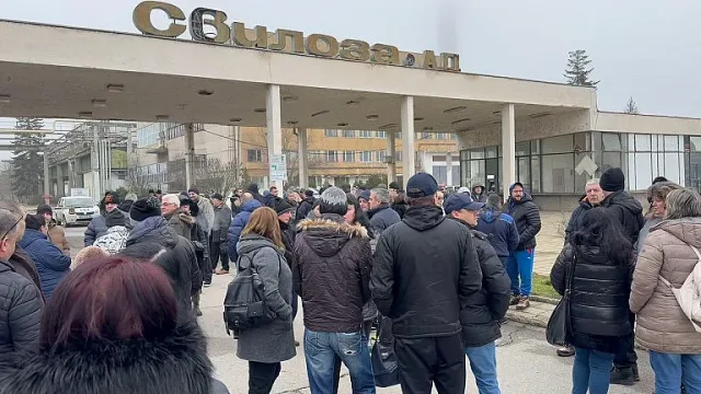 Загива единствен по рода си завод у нас. Стотици на улицата