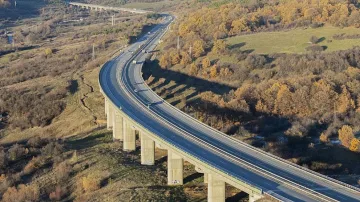 Камион полетя от мост на АМ „Струма“, шофьорът е в болница
