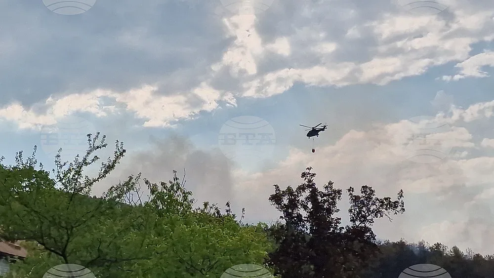 2000 декара в Тракия горят. Пускат хеликоптер и булдозер срещу стихията