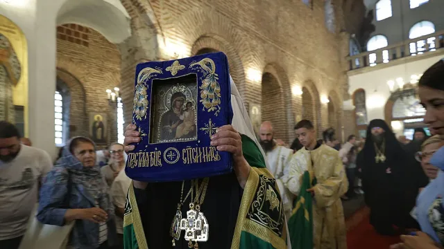 Хавайската икона остава още ден в София. Невиждани опашки