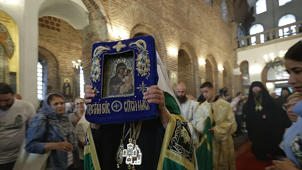 Хавайската икона остава още ден в София. Невиждани опашки