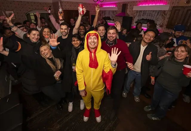 Край на Tinder! Новата мода при запознанствата-гонят човек в костюм на пиле