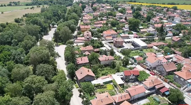 Селото с камъка, който расте, става имотно бижу. Къщи с история