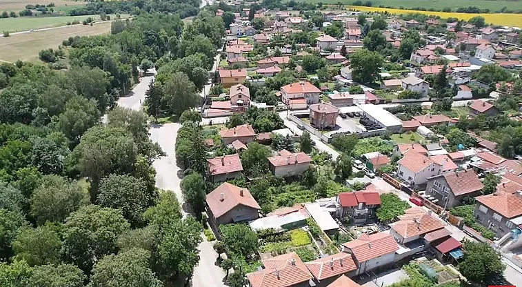 Селото с камъка, който расте, става имотно бижу. Къщи с история