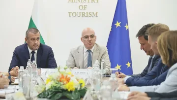 Двама министри изготвиха план "Маршал". Спасяват родния туризъм