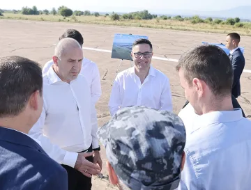 Забравено летище до София се позлатява