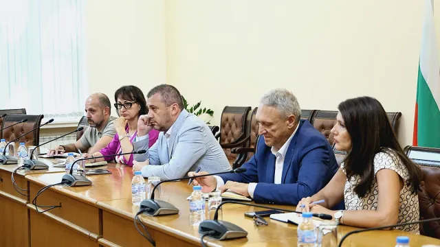 Министър Пеев отсече: Камионите с износени гуми са потенциални убийци