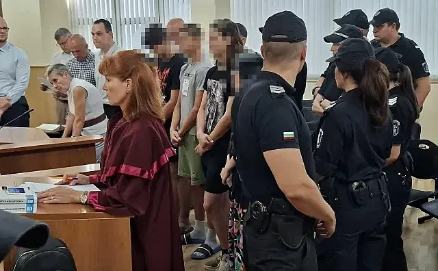 Ужасът в Пловдив: Младежите над час бият мъжа