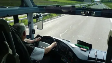 "Каза, че нямал парички. Отвърнах: Аз какво да правя". Шофьорът, свалил дете със СОП насред пътя