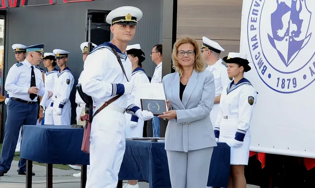 Випуск "Априлски-2026" на ВВМУ "Н. Й. Вапцаров" получи своите първи офицерски пагони
