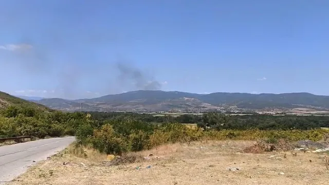 Напрежение в Подбалкана. Спират коли и влакове