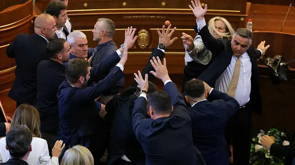 Ръкопашен бой в парламента, летят яйца