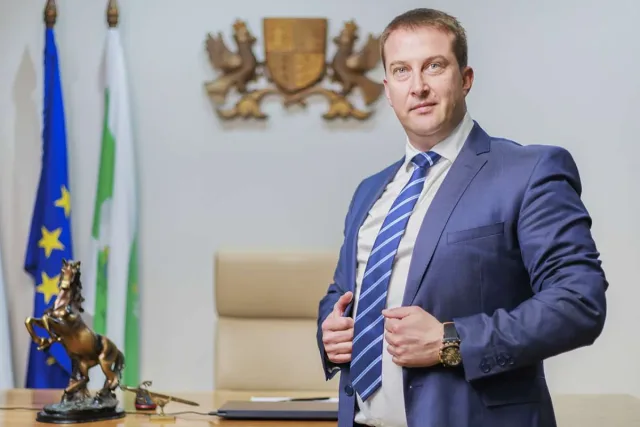 "Пред очите ни един склад буквално изчезна". Кметът на Трявна за взрива в "ЕМКО"