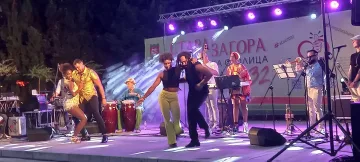 Стотици почитатели изпълниха площада пред Община Стара Загора за фестивала „Август е музика“