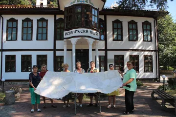 Етрополските пенсионерски клубове ушиха на най-голямата българска рокля