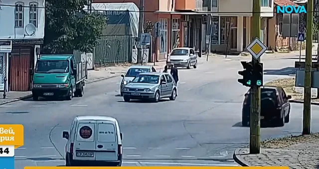 Брутална пътна агресия в Габрово: Негодник удари жена, тя пада под автомобил
