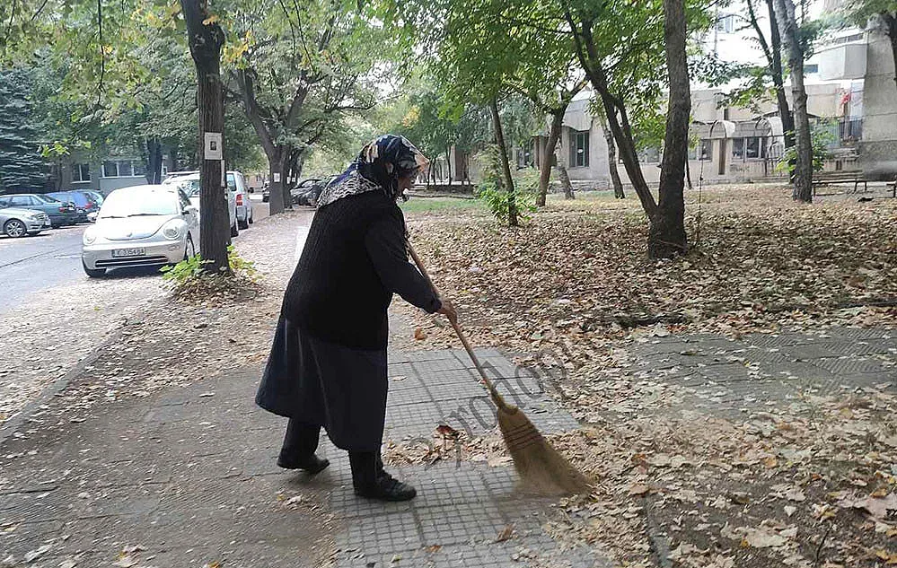 Не е за вярване! Банкови служители взимат колкото чистачки