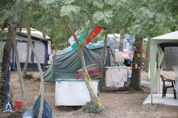 Незаконен къмпинг край Варна: Палатки и каравани в гората