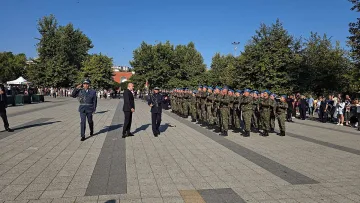 Румен Радев прие строя на военните випускници в Плевен