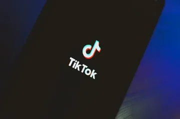 Психолози стартираха петиция за пълна забрана на TikTok в България