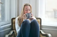 Кафето всъщност не дава енергия. Какво точно прави кофеинът с тялото