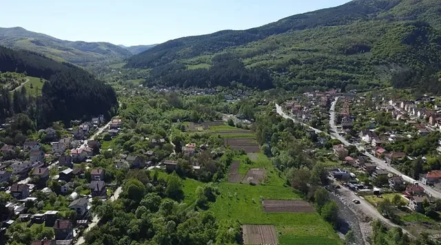 Село с тайнствена пещера стана имотно огнище. Къщи с характер
