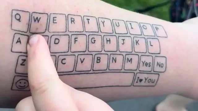 Майка си татуира клавиатура на ръката, за да си говори със сина си, който е аутист
