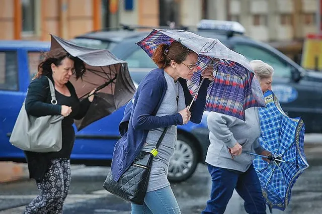 Опасно време: 6 области под удар от силен вятър и гръмотевични бури