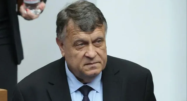 Младите хора се превърнаха в блуждаещи атоми с телефони