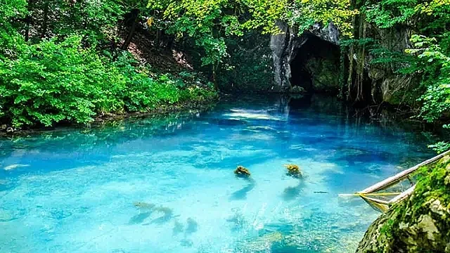Екзотична дестинация на часове от София крие тюркоазена вода и необичaeн пейзаж