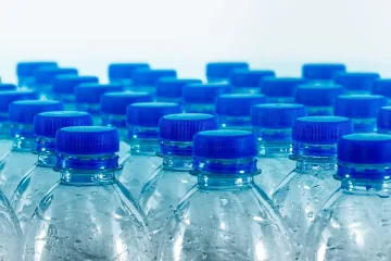 Дразнят ви новите капачки на пластмасовите бутилки? Има лесно решение
