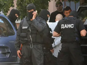 Тайни коридори и тунел в ресторанта със заглушителя. Следите водят до ключово село