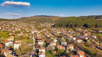 Селото на художниците стана вилна зона на София. Каменните къщи на Верила