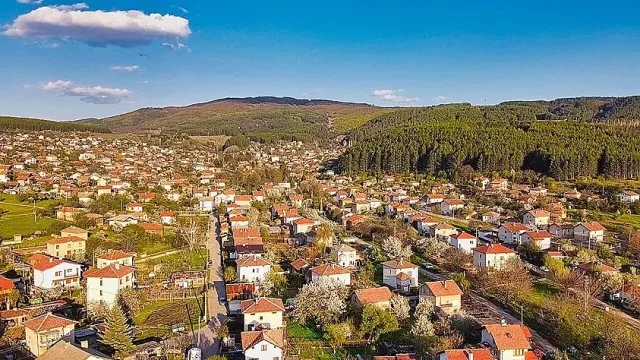 Селото на художниците стана вилна зона на София. Каменните къщи на Верила