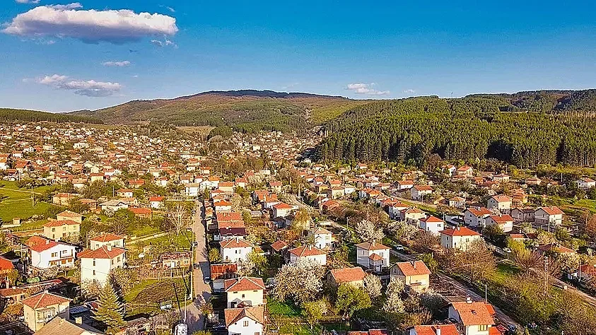 Селото на художниците стана вилна зона на София. Каменните къщи на Верила