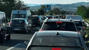Тапата не мърда с часове