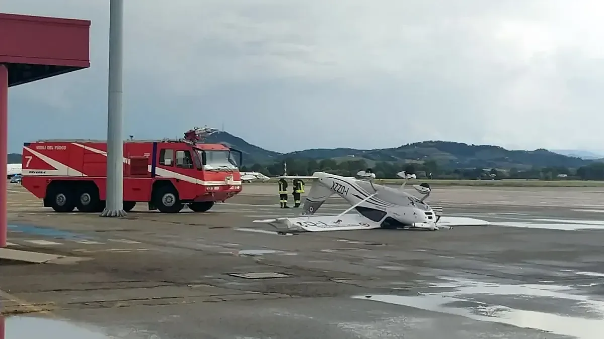 Силната буря преобърна 4 самолета