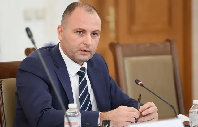 Докато рафинерията в Бургас функционира, няма риск от недостиг на горива за България